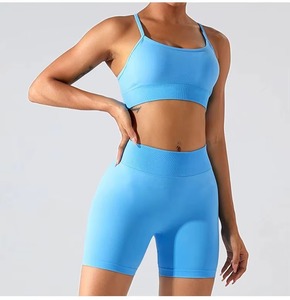 Ensemble de fitness uni pour femmes, vente en gros personnalisée, avec short cycliste à taille élastique et logo frontal et brassière de sport, vêtements de yoga et de sport de haute qualité - Product Image 5