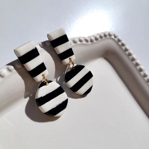 Boucles d'oreilles rondes en résine, motif tourbillon fait main, style féerique, minimaliste, pour usage quotidien, style unique - Product Image 4