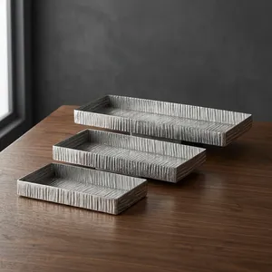Elegantes bandejas de metal plateadas en forma de nido, juego de 3, con un motivo texturizado de corteza de árbol, ideales para presentaciones contemporáneas en la mesa. - Product Image 4