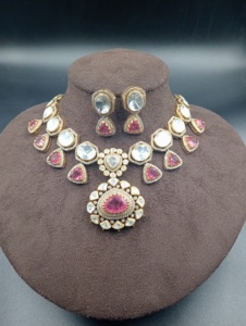 Juego de Collar y Aretes Amaira Jewels de Plata Chapada en Oro de Alta Calidad con Piedras Polki para Mujer, Diseño Floral Clásico para Bodas - Product Image 5