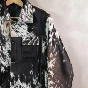Chaqueta vaquera con estampado animal de piel de vaca para hombre, con cuello vuelto, bolsillos delanteros, estilo casual de invierno, chaqueta de cuero vintage. - Product Image 3