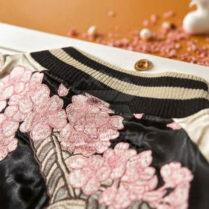 Línea de Ropa Urbana Moderna, Chaqueta Sukajan con Bordado Detallado, Tela Satén Suave para un Look Casual de Calle - Product Image 4