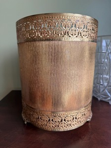 Corbeille à papier de style luxueux en métal doré et bois, avec pieds ornés et motif floral tridimensionnel, pour la maison et les cadeaux - Product Image 3