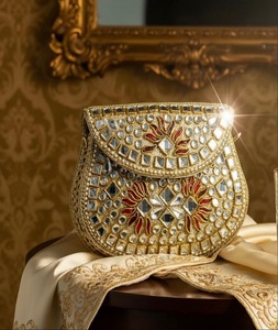 Trouvez des sacs à main de soirée similaires, de style traditionnel, pour femmes, en laiton plaqué or de haute qualité, personnalisés, avec un design unique, mini sac de soirée. - Product Image 4