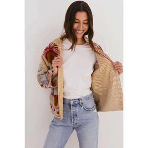 Chaqueta Bordada Suzani de Algodón Beige Hecha a Mano, Chaqueta Bordada Floral Roja Uzbeka, Estilo Boho Chic Vintage para Mujer - Product Image 4