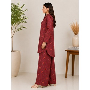 Conjunto de Dos Piezas para Mujer con Estampado Floral, Camisa Larga y Pantalones Anchos, Atuendo Moderno para el Día a Día - Product Image 4