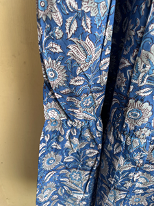 Robe maxi bohème bleue et blanche joyeuse pour l'été, imprimée à la main, à fleurs, sans manches, en coton, avec col carré, robe maxi longue - Product Image 3