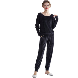 Ensemble de survêtement pour femme en 2 pièces, logo personnalisé imprimé, vêtements de sport légers et sans couture - Product Image 5
