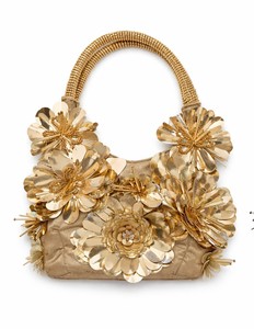 Elegantes bolsos metálicos con detalles florales en exhibición, perfectos para bodas nocturnas y uso casual, disponibles para la venta. - Product Image 6