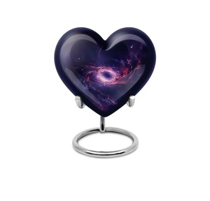Urna Funeraria Decorativa en Forma de Corazón con Alas de Metal Negro para Cenizas Humanas, con Base, en Oferta - Product Image 5