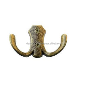 It Features Leaf Patten For Brass Wall Hook Handcraft Home Decoration And These Are Desnig For Hanging - Product Image 5