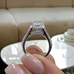 Bague Moissanite 2 carats taille émeraude avec halo et sangle fendue, en argent 925 original, bijou de mariée raffiné, cadeau pour partenaire - Product Image 6