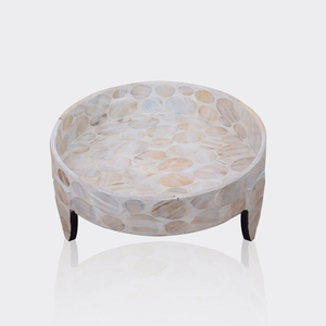 Magnifique plateau à gâteau en nacre, plateau sur pied en mosaïque de galets blancs, garni de friandises. - Product Image 1