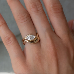 แหวนหมั้นเพชรเดี่ยวทรงบายพาสทองคำ 14K ดีไซน์หรูหรา พร้อมใบรับรอง IGI - Product Image 3