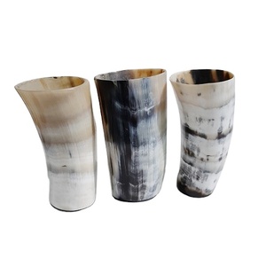 Taza de cerveza vikinga grande y ecológica grabada a mano, vajilla de cristal de cuerno natural pulido de calidad excepcional para fiestas - Product Image 1