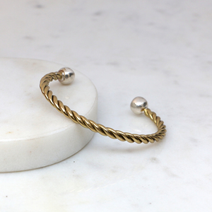 Bracelet manchette torsadé en laiton fait main avec extrémités boule argentées - Jonc ouvert bicolore minimaliste pour hommes et femmes - Product Image 3