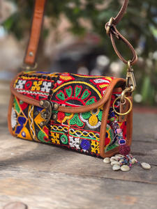 Bolso bandolera bordado a mano indio, bolso de hombro con solapa de patchwork étnico y ribete de cuero para mujer - Product Image 3