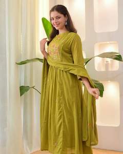 Ensemble coordonné élégant en coton avec de riches broderies sur les manches du kurti et le dupatta - Product Image 3
