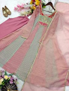 Ensemble deux pièces rose pour femme, style indien pakistanais, en mousseline, avec robe Anarkali brodée et long manteau, tenue de soirée formelle, séchage rapide, microfibre - Product Image 4