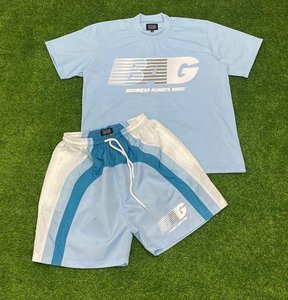 Conjunto de camiseta y pantalones cortos amarillos para hombre con logo personalizado, cuello redondo, estilo deportivo, transpirable, con cordón ajustable, para verano, con estampado por transferencia térmica. - Product Image 3