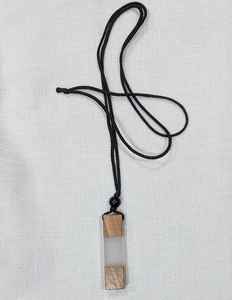 Collier pendentif rectangulaire en résine époxy et bois fait main, finition mate, bleu océan, multicolore, tendance, unisexe, pour cadeau ou usage quotidien - Product Image 2