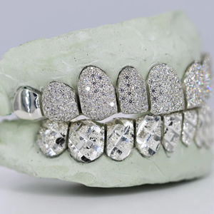 Grillz dentaire Hip Hop personnalisé en argent 925, serti de diamants Moissanite, bijoux dentaires en argent, meilleur prix - Product Image 4