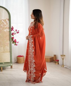 ชุดคุर्ติงานปักลายดอกไม้สีรุ้งสุดหรูหรา ดีไซน์สวยงาม ราคาขายส่ง ผ้าฝ้ายสีส้ม คุณภาพพรีเมียม เหมาะสำหรับงานเทศกาล - Product Image 2
