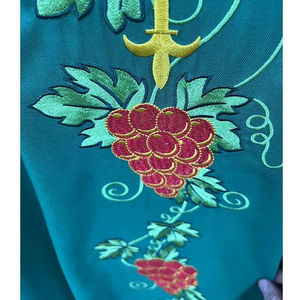 Chasuble Gothique Brodée sur Mesure avec Motifs Entrelacés de Croix et de Grappes de Raisins, Collection 2026 - Product Image 6