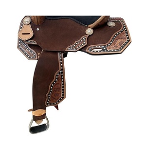 Selle de course pour chevaux Western en cuir brun foncé, motif floral ciselé à la main, siège en daim noir, accents métalliques cloutés - Product Image 2