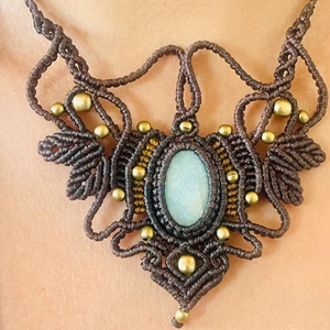 Collar de Macramé Hecho a Mano con Aguamarina, Piedra Verde, Colgante de Macramé Marrón Intrincado, Gema Natural, Joyería Boho con Cristales Curativos - Product Image 1