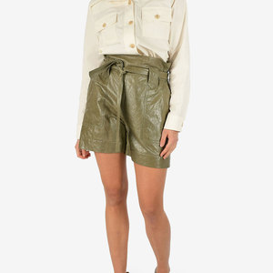 Shorts plissés en cuir véritable vert olive pour femme, style tendance, vente en gros, service d'échantillons OEM et personnalisation - Product Image 2