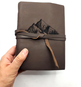 Diario de Cuero Mountains, Personalización Gratuita, Diario de Viaje en Blanco de 5" x 7" con Opción de Papel Rayado o Sin Rayar - Product Image 3