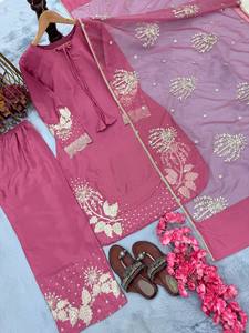 Ensemble de salwar kameez de luxe pour femmes en crêpe naturel avec dupatta en soie organza brodée - Product Image 4