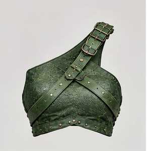 Costume de guerrière en cuir pour femme avec épaulettes en fourrure et ensemble d'armure - Product Image 4