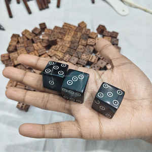 Dados de cuerno de búfalo 100% de alta calidad, dados de juego de 6 caras, dados pulidos de lujo de 25 mm de alta calidad a precios económicos - Product Image 1
