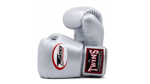 Guantes de Boxeo de Piel de Primera Calidad Color Plata con Cierre de Velcro y Logotipo Personalizado, Correas Ajustables, Ideales para Muay Thai - Product Image 1