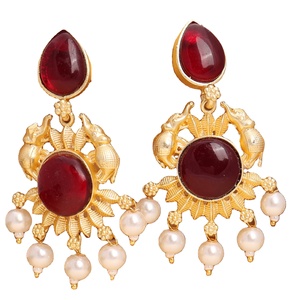 Elegantes Pendientes Jhumka de Latón con Baño de Oro Antiguo en Forma de Campana, con Circonitas Marrones y Perlas Colgantes, Encanto Clásico para Mujer - Product Image 1