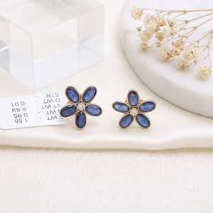 Boucles d'oreilles clous en or jaune massif 18 carats avec saphir bleu naturel et diamant central, bijoux fins pour femmes, vente en gros - Product Image 4