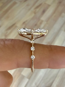 Anillo de diamante cultivado en laboratorio con corte marquesa de 4 quilates, anillo con banda pavé de oro amarillo de 14k, certificado por IGI. - Product Image 2