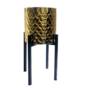 Pot de fleurs en métal au design élégant avec finition dorée, style luxueux, pot de fleurs en métal avec support noir - Product Image 1