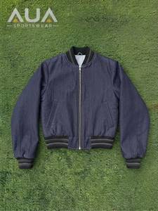 เสื้อแจ็คเก็ตหนังเทียม PU สีดำสไตล์สตรีทแวร์สำหรับผู้ชาย ตกแต่งลายใยแมงมุมด้านหลัง ปักลาย ประดับหมุด ซิป แต่งผ้าบุสีแดงแบบ Quilted ทรงบอมเบอร์ - Product Image 5