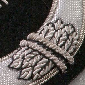 Insignia Musical Bordada a Mano con Detalle de Hilo Metálico y Acabado de Sombreado con Hilo Negro, Artesanía Premium, Tamaño 9 x 8 cm - Product Image 5