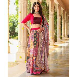 Lehenga Choli de Seda Rosa para Mujer Jiyana con Trabajo de Espejos, Talla XS, Top de Manga Media - Product Image 2