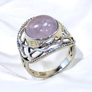 แหวนเงินแท้ 925 ประดับโรสควอตซ์ทรงคาโบชอง ดีไซน์วงแหวนใหญ่ สไตล์โบโฮ วินเทจ วิคตอเรียน ทำมือ - Product Image 1