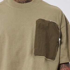 T-shirt en coton vert olive surdimensionné avec poche zippée, col rond, manches courtes, coupe décontractée pour homme - Product Image 3