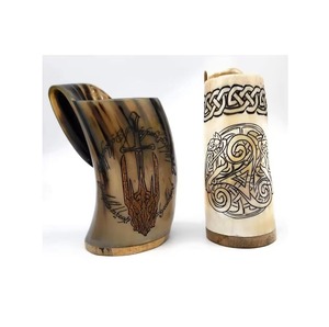 Ensemble de mugs en corne gravés et polis, verres à boire uniques et artisanaux avec de belles détails, idéal pour le whisky et les cocktails - Product Image 4