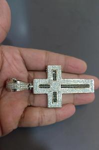 Colgante de Plata de Ley 925 con Cruz Blanca y Negra y Diamante Moissanita - Product Image 2