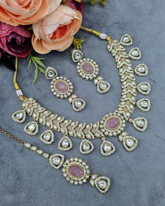 ชุดสร้อยคอเจ้าสาว Ping Bling Luxury AD Polki ประดับพลอยสีชมพูทรงหยดน้ำ สำหรับงานแต่งงานและงานเลี้ยง ดีไซน์หรูหราเคลือบทองสำหรับผู้หญิง - Product Image 4