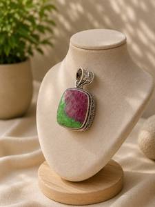 Pendentif en zoïsite, rubis et argent pour mariage - Style original unisexe - Product Image 1