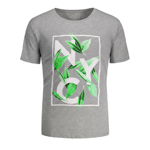 Camiseta Larga de Manga Corta Gris para Hombre con Estampado de Hojas de Nueva York, Corte Holgado, Cuello Redondo, Estilo Vintage, 100% Algodón Jersey - Product Image 2
